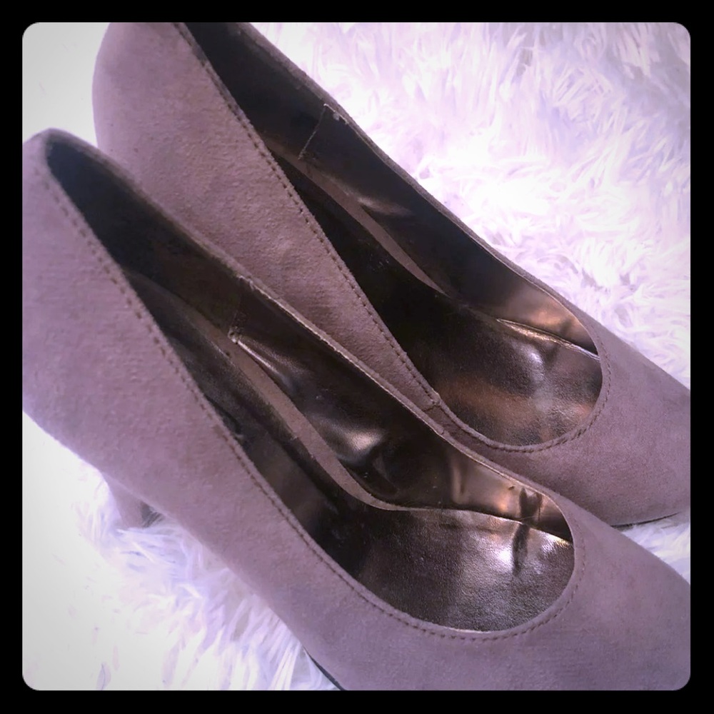 GLO jeans FAUX SUEDE TAUPE HEELS NEW